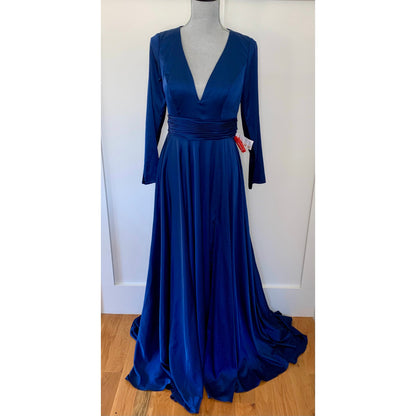 Mac Duggal Ieena Gown in Midnight Size 8 Plunge Neck Long Sleeve Side Slit Lined