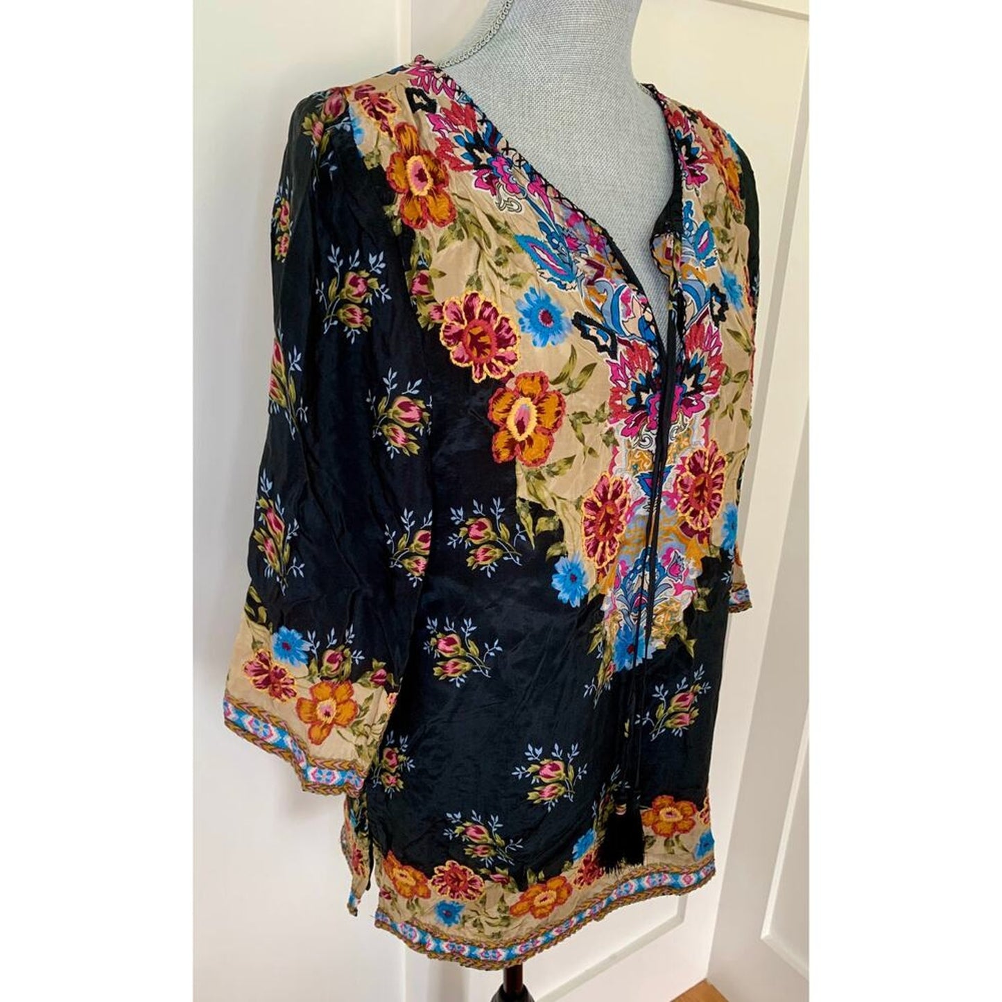 Tolani Tunic Top Black Floral Print Small Pullover Long Sleeve‎ V-Neck Tie Front