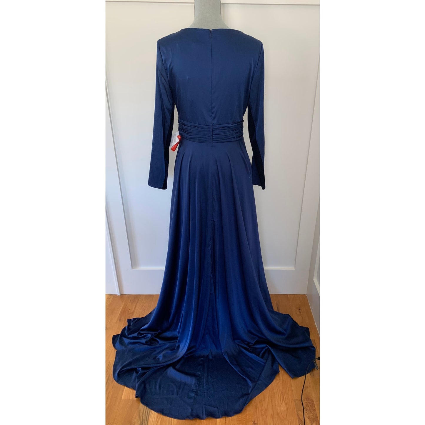 Mac Duggal Ieena Gown in Midnight Size 8 Plunge Neck Long Sleeve Side Slit Lined