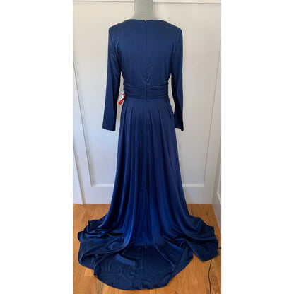 Mac Duggal Ieena Gown in Midnight Size 8 Plunge Neck Long Sleeve Side Slit Lined