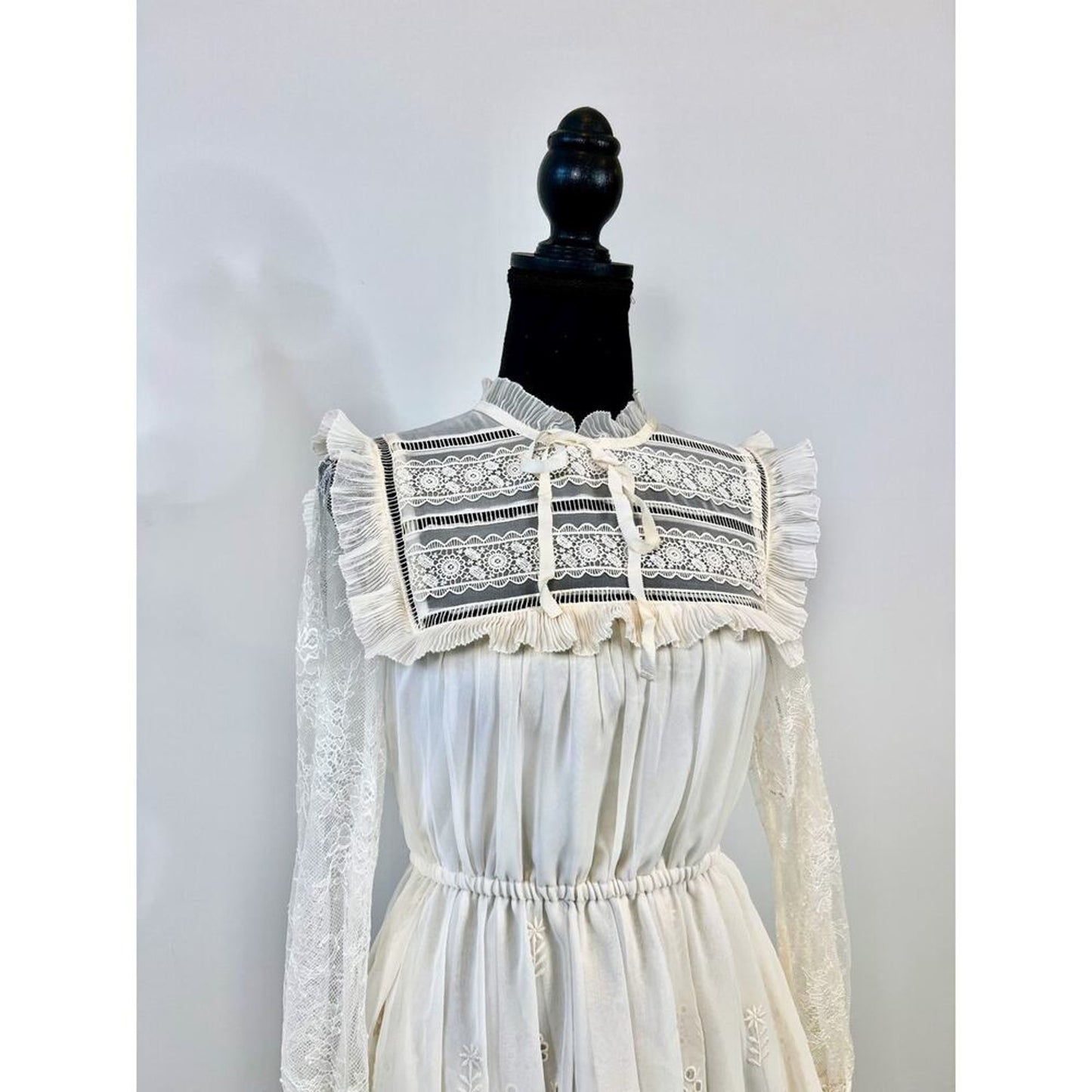 Self Portrait Broderie Mini Dress in Ivory Size 2 Chiffon‎ Lace Mock Neck Lined