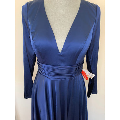 Mac Duggal Ieena Gown in Midnight Size 8 Plunge Neck Long Sleeve Side Slit Lined