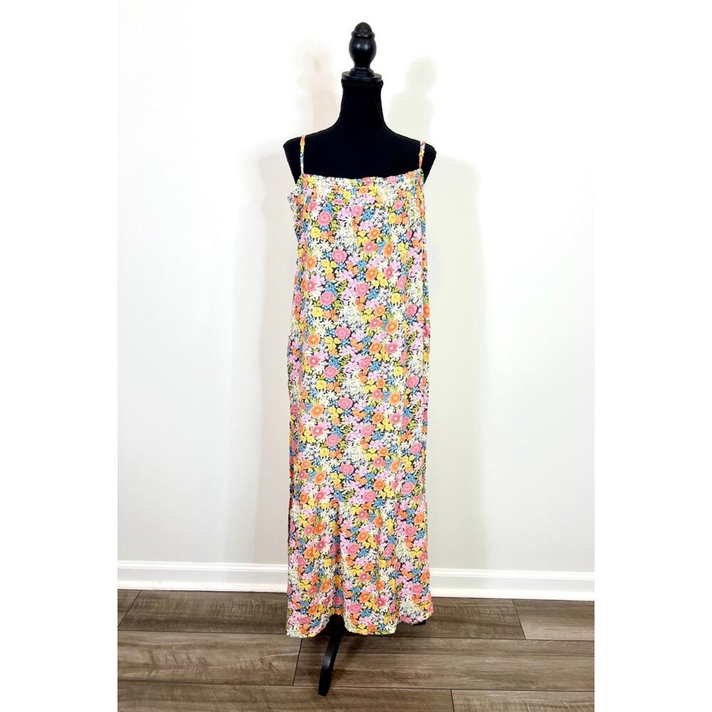 Show Me Your Mumu Anaya Maxi Dress in Wild Flora Medium Ditsy Print Pullover‎